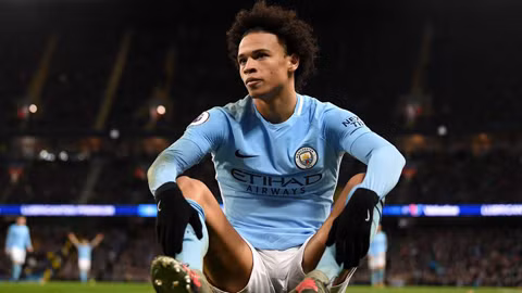Leroy Sane hiện không còn được HLV Pep Guardiola trọng dụng ở Man City khi đã bị Bernardo Silva và cả Raheem Sterling chiếm suất đá chính ở 2 cánh của nhà ĐKVĐ Premier League. Sane vẫn chưa đồng ý ký một hợp đồng mới và theo nhà báo Peter Staunton của tờ Goal, việc rời khỏi Man City là điều có lợi nhất cho tiền vệ người Đức lúc này.