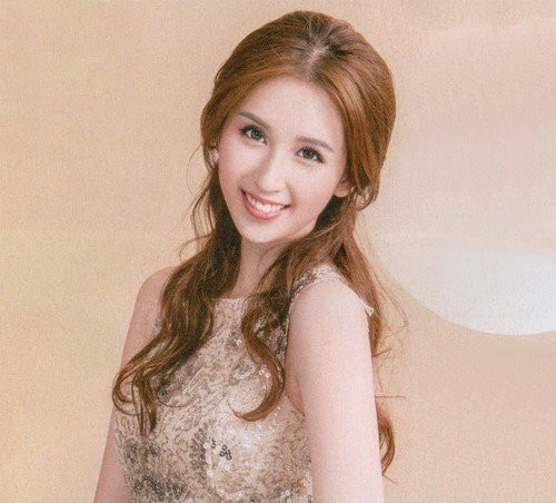 Trong cộng đồng mạng, kiều nữ 8X xứ Trung - Hà Ngạo Nhi không còn là cái tên xa lại khi cô thường xuyên xuất hiện trên các phương tiện thông tin đại chúng của đất nước đông dân số nhất thế giới này.