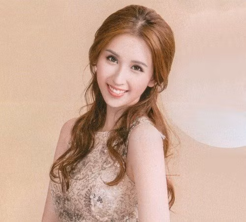 Trong cộng đồng mạng, kiều nữ 8X xứ Trung - Hà Ngạo Nhi không còn là cái tên xa lại khi cô thường xuyên xuất hiện trên các phương tiện thông tin đại chúng của đất nước đông dân số nhất thế giới này.