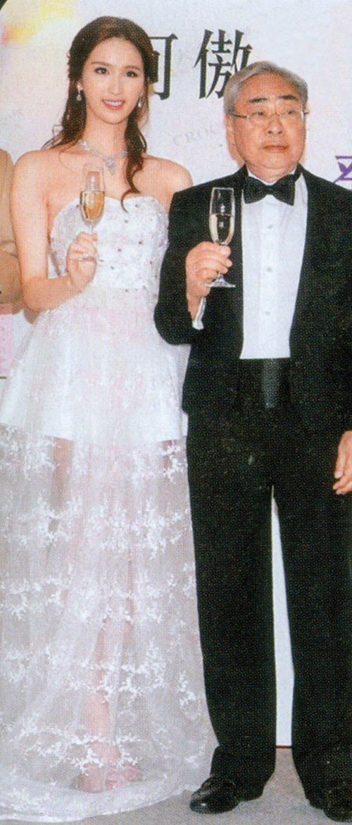 Mối tình Hà Ngạo Nhi với đại gia ngành giải trí Lâm Kiến Danh hơn cô hơn 30 tuổi khiến báo giới Trung Quốc tốn không ít giấy mực.