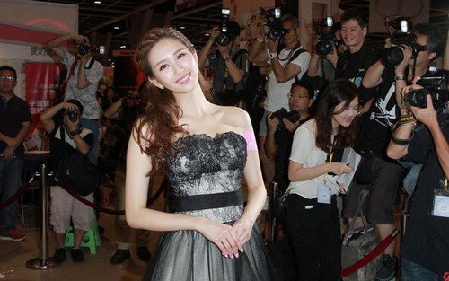 Ngay từ nhỏ, Hà Ngạo Nhi đã được cha mình hướng theo con đường nghệ thuật. Khi bước vào làng giải trí, cô hot girl 8X này được xếp vào hàng tiểu thư bởi gia sản giàu có của người cha đang thời sung sức trong thương trường.