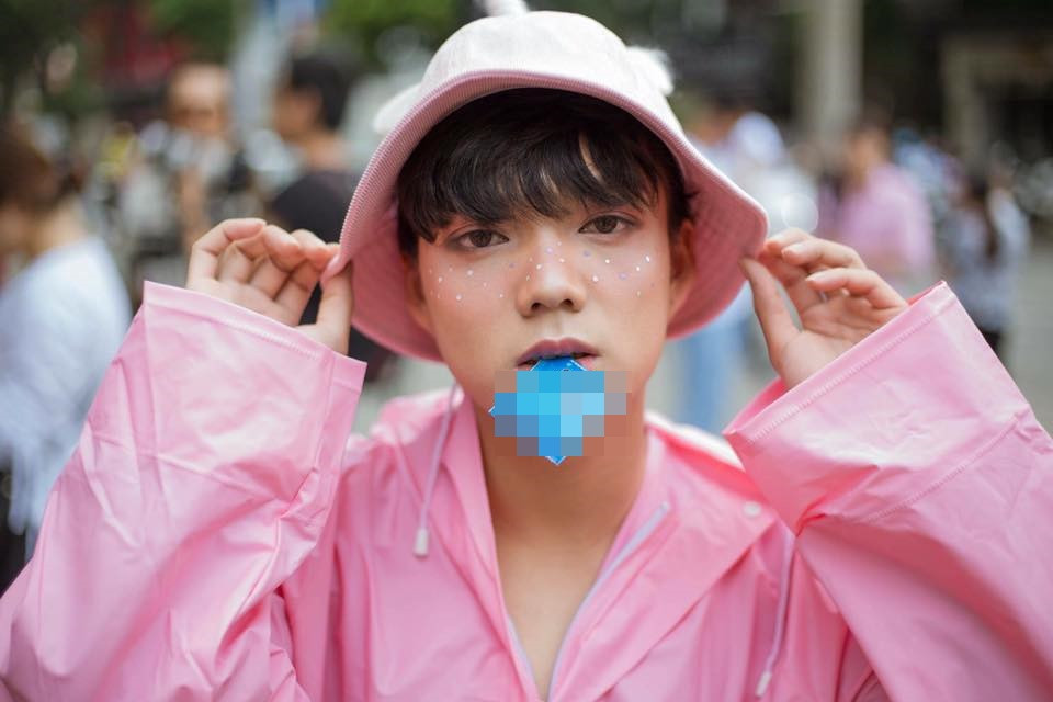 Norin Phạm (Phạm Văn Thoại) được nhiều người biết đến là " Thánh chửi bán hàng online" với những câu chửi huyền thoại và gương mặt khá hài hước. Sau khi dự thi chương trình hài tại miền Nam, anh chàng người Hải Phòng trở về Hà Nội, xuất hiện trong lễ hội thời trang đường phố và ngay lập tức tạo sóng trên MXH.