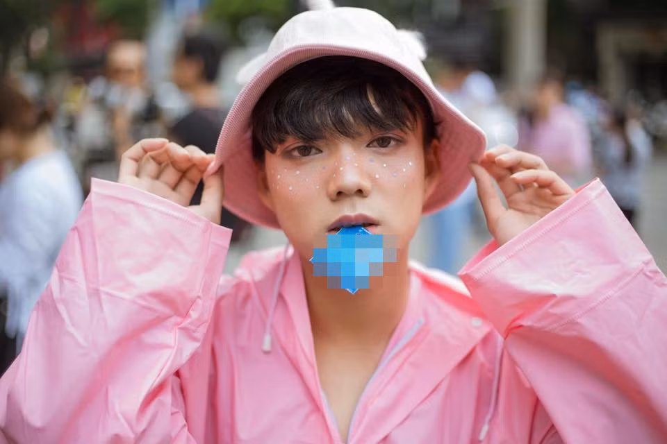 Thanh chui ban hang online bi nem da khi chup anh phan cam