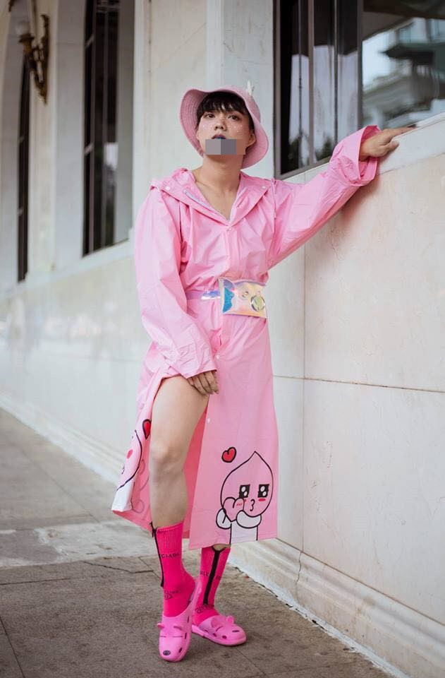 Ngay sau khi những hình ảnh Norin Phạm xuất hiện, CĐM đã có những bình luận khá gắt về phụ kiện mà anh chàng này khoe ra. Đa phần, nhiều người cho rằng đây là phụ kiện khá nhạy cảm và chàng trai 9X người Hải Phòng không nên sử dụng.