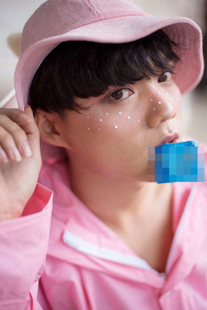 Chưa hết, cách Norin Phạm tạo dáng trước ống kính cũng khiến bộ đồ càng trở nên "khó đỡ". Nhiều người không biết phải nhận xét phong cách này của anh chàng như thế nào vì nó quá khó đỡ.