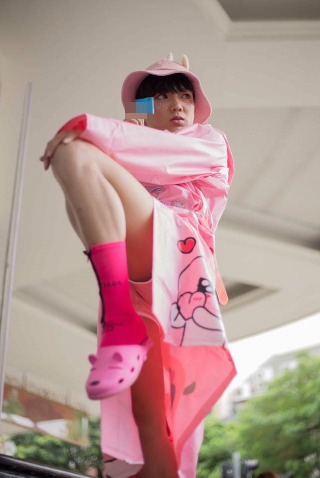 Cùng với đó, Norin Phạm chọn cách trang điểm kim tuyến lấp lánh khiến anh chàng này trở thành nhân tố "chóe" nhất nhì sự kiện.