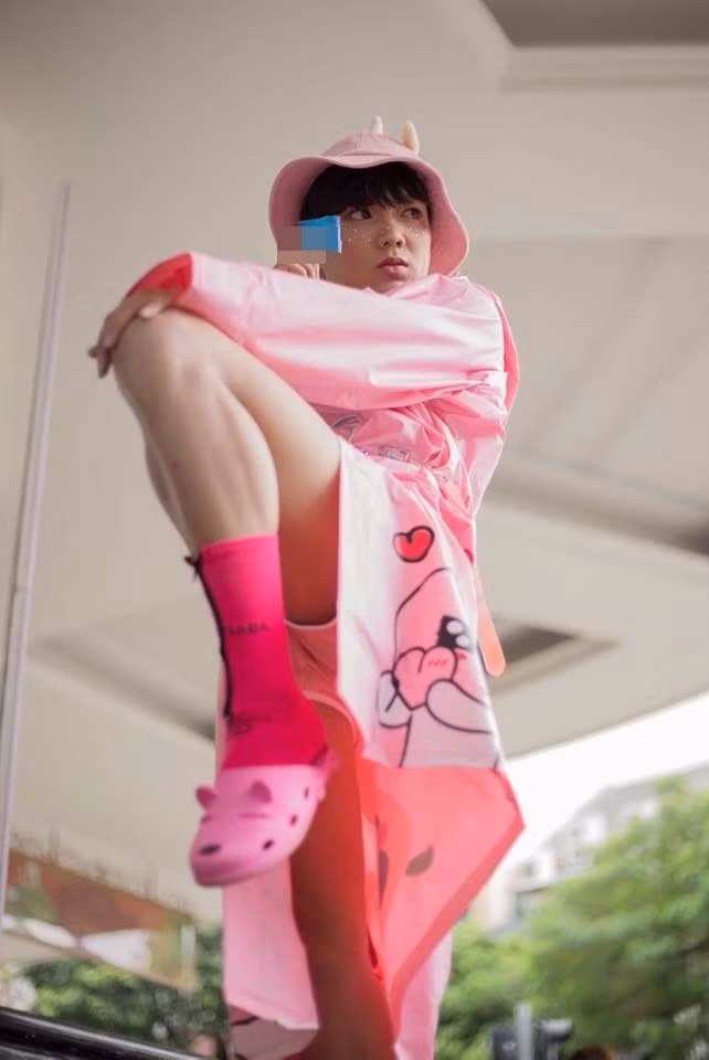 Cùng với đó, Norin Phạm chọn cách trang điểm kim tuyến lấp lánh khiến anh chàng này trở thành nhân tố "chóe" nhất nhì sự kiện.