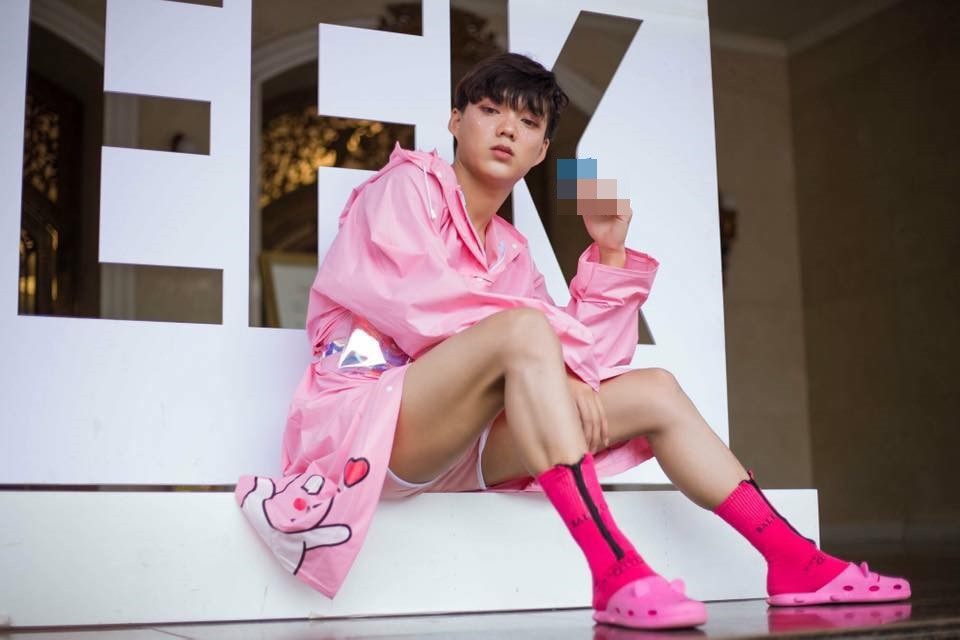 Khác hẳn với tone màu trầm được phần đông các bạn trẻ lựa chọn "thánh chửi" Norin Phạm lại diện bộ trang phục hồng rực rỡ với họa tiết hoạt hình, bên cạnh đó là đôi tất hồng và dép nhựa hở lỗ "ton sur ton".