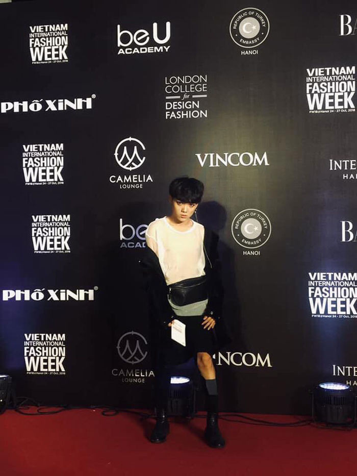 Norin Phạm chọn trang phục đen trắng để xuất hiện trong đêm khai mạc Tuần lễ thời trang quốc tế Việt Nam 2018