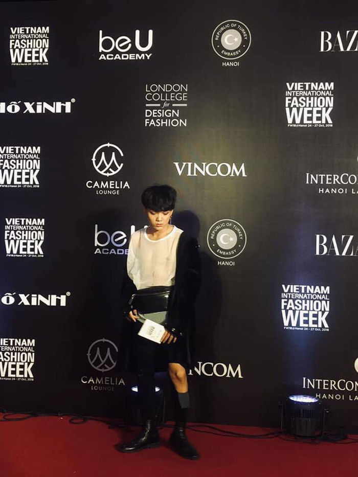 Trước đó, Norin Phạm cũng đã xuất hiện trên thảm đỏ trong đêm khai mạc của Vietnam International Fashion Week 2018 với hình ảnh ấn tượng không kém