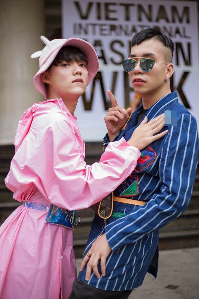 Tuy nhiên, điều khiến dân mạng chú ý nhất trong bộ trang phục của Norin Phạm đó là phụ kiện tạo dáng. Thay vì những chiếc ví cầm tay điệu đà, "thánh chửi 9X" lại chọn chiếc bao cao su có xuất xứ từ Nhật Bản.