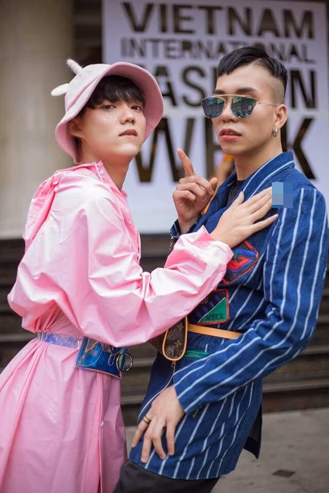 Tuy nhiên, điều khiến dân mạng chú ý nhất trong bộ trang phục của Norin Phạm đó là phụ kiện tạo dáng. Thay vì những chiếc ví cầm tay điệu đà, "thánh chửi 9X" lại chọn chiếc bao cao su có xuất xứ từ Nhật Bản.