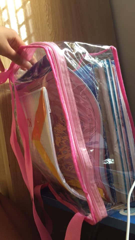 Thay vì chiếc cặp vải dù tối màu, thì nay các bạn học sinh sẽ dùng balo trong để thể hiện độ ngầu khi đi học của mình.