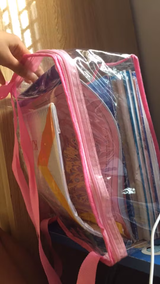 Thay vì chiếc cặp vải dù tối màu, thì nay các bạn học sinh sẽ dùng balo trong để thể hiện độ ngầu khi đi học của mình.