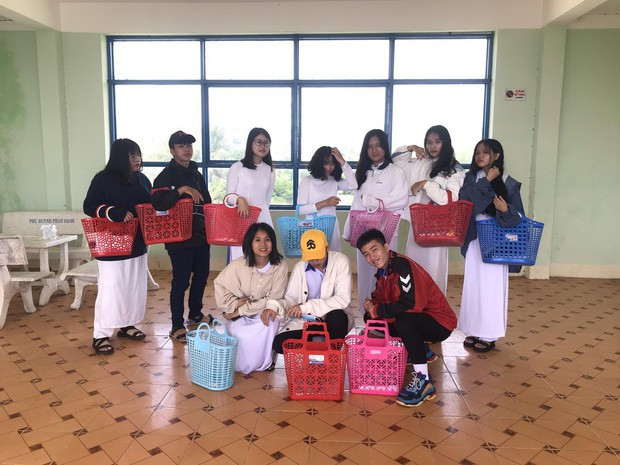 Nhân dịp năm học mới vừa bắt đầu, trên các diễn đàn quy tụ nhiều dân mạng, hội học sinh đã nghĩ ra trào lưu "mang gì đi học cho ngầu". Ngay lập tức thu hút sự chú ý của nhiều người.