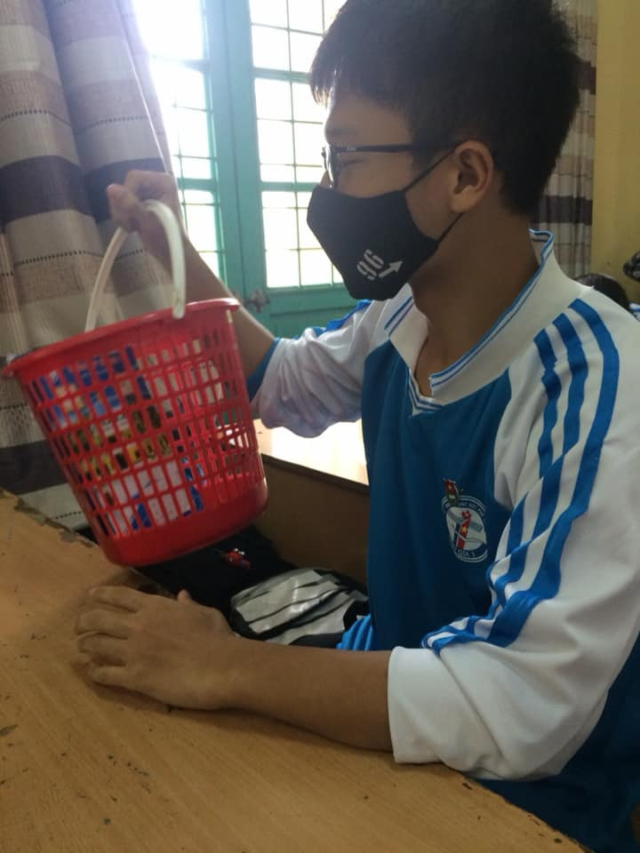 Sọt đựng rác cũng có thể là công cụ mang đi học cho ngầu nếu như bạn đủ dũng cảm.