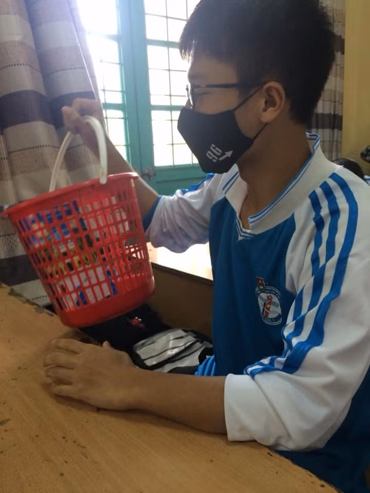 Sọt đựng rác cũng có thể là công cụ mang đi học cho ngầu nếu như bạn đủ dũng cảm.