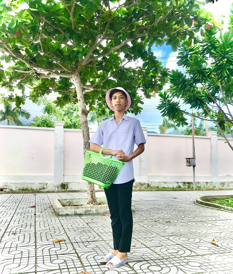 Để gia nhập trào lưu "mang gì đi học cho ngầu" các bạn học sinh phải nghĩ ra xem mình nên đem thứ gì đi học thay chiếc balo, cặp xách thông dụng hàng ngày.