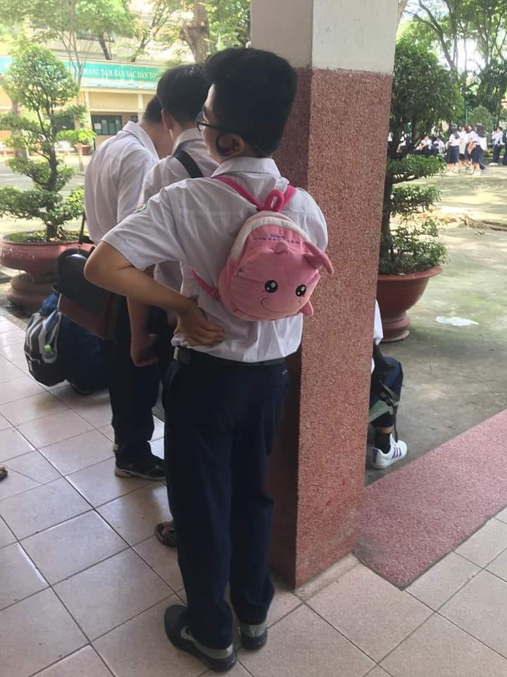 Thay vì chiếc balo đi học đựng đầy sách vở, các bạn trẻ đã nghĩ cách mang làn, mang cặp sách hình thù dễ thương để đi học.