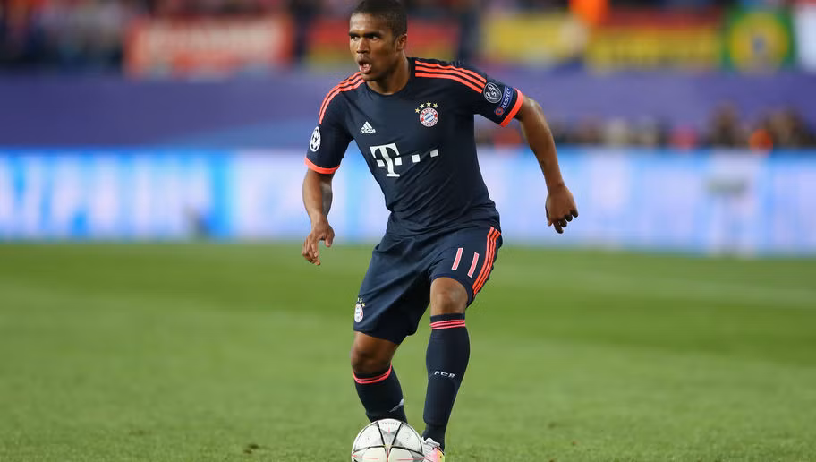Ngòi nổ và là nguồn sáng tạo thật sự của Bayern Munich, Douglas Costa hoạt động không biết mệt mỏi với hàng loạt đường tạt bóng tốt và những pha dâng cánh hết sức nguy hiểm. Chỉ có sự tập trung cao độ nhất của hàng thủ Atletico mới có thể ngăn chặn được Costa.
