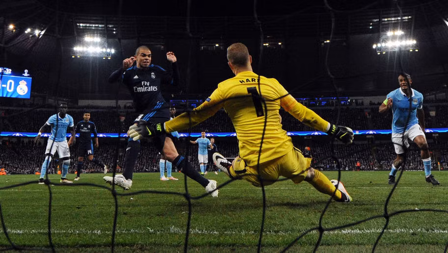 Đứng trong khung gỗ của đội hình tiêu biểu lượt đi bán kết Champions League không ai xứng đáng hơn thủ thành Joe Hart của Man City. Pha cứu thua xuất sắc trước cú sút cận thành của Pepe là bằng chứng rõ nhất cho thấy tầm quan trọng của thủ môn người Anh này trong khung gỗ của The Citizen.