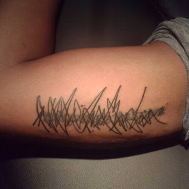 Cách sửa hình xăm nhanh nhất của giới trẻ ngày nay đó là xăm một hình mà chẳng ai nhận ra đó là hình gì.