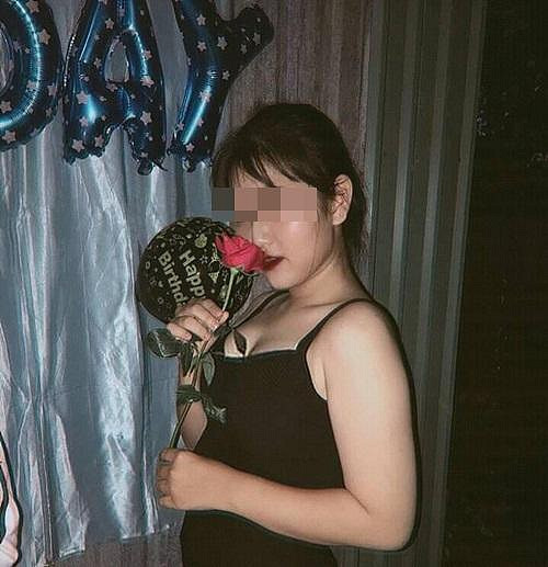 Chỉ sau vài giờ đăng tải, tấm hình nữ sinh mặc áo dài phản cảm đã thu hút hàng nghìn lượt bày tỏ cảm xúc và bình luận.