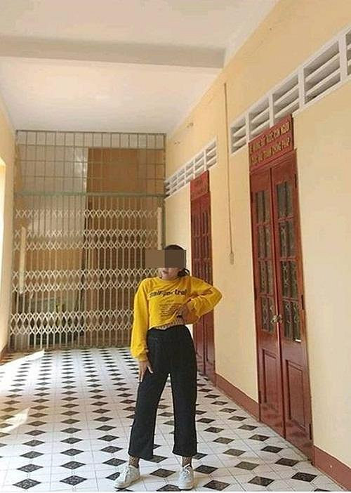 Đa phần nhiều người lên tiếng kịch liệt về thời trang áo dài của nữ sinh này. Bên cạnh đó, họ còn cho rằng nó đi ngược lại với thuần phong mỹ tục.