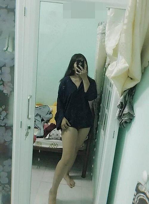 Một hội nhóm trên facebook, cư dân mạng đã chuyền tay nhau bức ảnh nữ sinh cấp 3 vô tư mặc quần lưới trong áo dài trông thật kỳ dị.