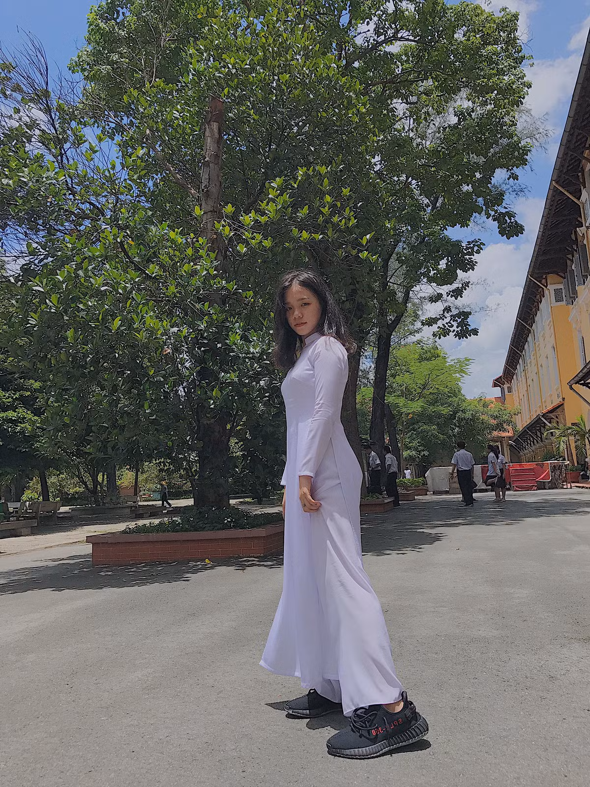 Hiện tại, Q.A đã khóa trang cá nhân và không thể liên lạc sau khi bức ảnh mặc áo dài phản cảm được truyền tay nhau trên MXH.