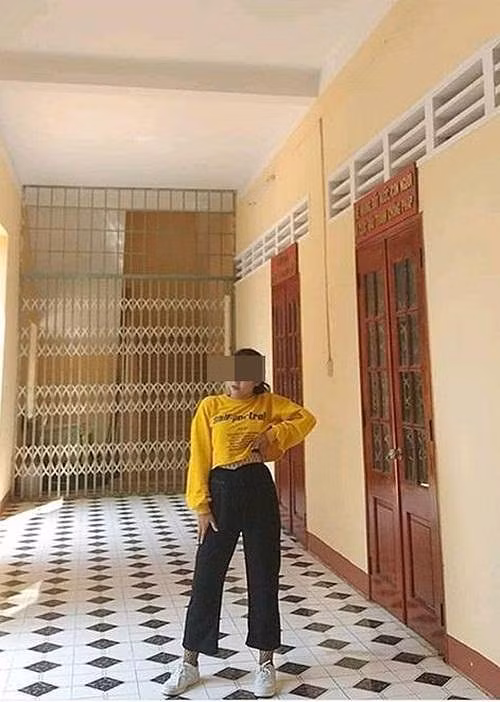 Đa phần nhiều người lên tiếng kịch liệt về thời trang áo dài của nữ sinh này. Bên cạnh đó, họ còn cho rằng nó đi ngược lại với thuần phong mỹ tục.