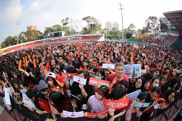 Chiều 4/2 vừa qua, các tuyển thủ U23 Việt Nam đã có cuộc "nam tiến" để giao lưu với NHM tại khu vực phía nam sau chiến tích Á quân U23 châu Á 2018 vừa qua. Tại đây, các cầu thủ được đón tiếp nhiệt tình từ các CĐV Sài Gòn và các tỉnh lân cận.