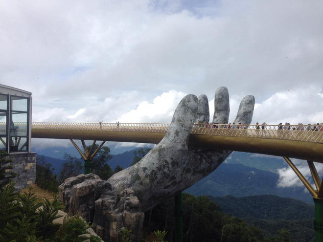 Bên cạnh đó, nhiều người đã có dịp đặt chân đến và trải nghiệm địa điểm tham quan nổi tiếng này đã chia sẻ hình ảnh do mình tự chụp như một bằng chứng chứng minh nét đẹp không thay đổi của cây cầu Vàng hình bàn tay nâng.