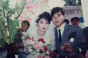 Còn bác Thanh Thủy (58 tuổi, Hà Nội) thì chia sẻ: "Nhớ lại ngày đó buồn cười lắm, phải đi mượn mãi mới được chút phấn về đánh ngày cưới. Làm gì có bông trang điểm như bây giờ, muốn đánh toàn phải cho ra tay rồi thoa như rửa mặt thế nên mặt ai cũng chỗ trắng, chỗ đen như phường hề".