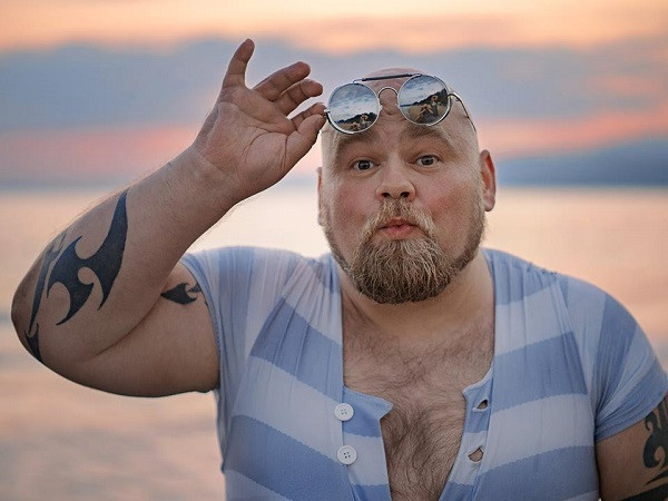 Cảm thấy những cô gái mặc bikini đã trở nên quá tầm thường, cặp bản thân Victor Vodolazk và Timofey Trefilov đến từ Nga đã cùng nhau thực hiện một bộ ảnh chế thả dáng thần thái trên bãi biển vô cùng bá đạo.