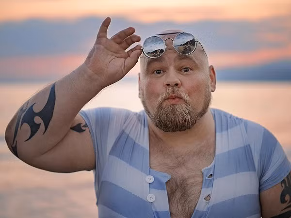 Cảm thấy những cô gái mặc bikini đã trở nên quá tầm thường, cặp bản thân Victor Vodolazk và Timofey Trefilov đến từ Nga đã cùng nhau thực hiện một bộ ảnh chế thả dáng thần thái trên bãi biển vô cùng bá đạo.