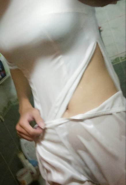 Hình ảnh một nữ sinh khoe ảnh áo dài phản cảm từng khiến CĐM chỉ trích rất nhiều.