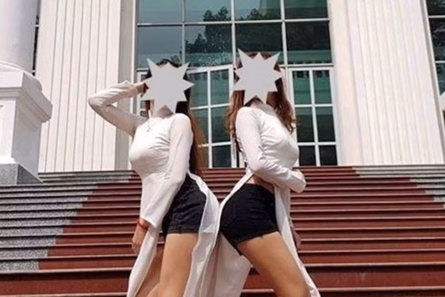 Cụ thể, hai cô gái khoác lên mình chiếc áo dài nữ sinh tuy nhiên bên trong lại mặc chiếc quần short ngắn khoe đôi chân khá thô.