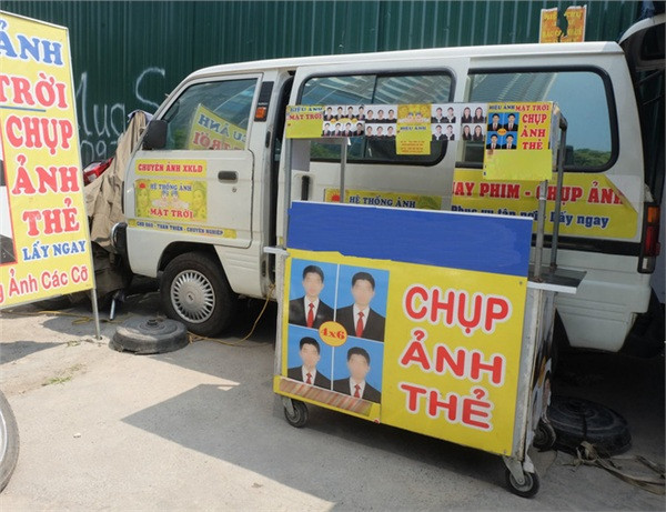 Với nhiều người, những chiếc ô tô cũ thường sẽ bị loại bỏ. Nhưng mới đây ở khu vực tòa nhà Keangnam (Hà Nội), một chiếc ô tô cà tàng được cải tiến trở thành studio lưu động thu hút sự quan tâm của nhiều người.