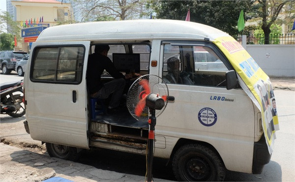 Cụ thể, chủ nhân của studio di động này là anh Anh Tuấn (một thợ chụp ảnh) tại Hà Nội. Trước đây, anh có cửa hàng riêng chuyên chụp ảnh thẻ, chân dung, ảnh chứng minh nhân dân. Tuy nhiên, vì một số lý do về việc thuê mặt bằng kinh doanh nên anh đã phải chuyển sang cách kinh doanh này.