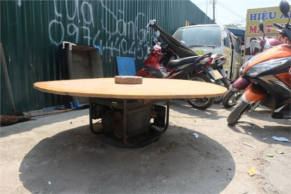 Đồ nghề của thợ ảnh khá đơn giản, gồm một chiếc máy tính, máy ảnh và máy in màu. Sau khi chụp, hình của khách sẽ được chỉnh sửa và in ngay.