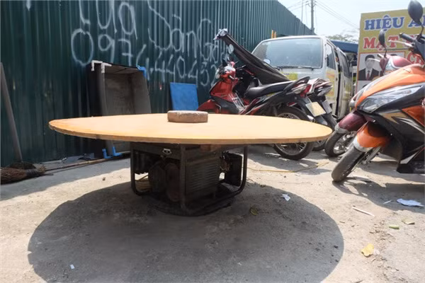 Đồ nghề của thợ ảnh khá đơn giản, gồm một chiếc máy tính, máy ảnh và máy in màu. Sau khi chụp, hình của khách sẽ được chỉnh sửa và in ngay.