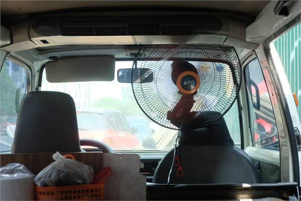 Trên xe đều trang bị quạt điện. Tuy vậy, do xe ô tô để ngoài trời nên chúng không đủ làm dịu đi cái nóng đầu hè. Sau khi chụp ảnh và trả cho khách, thợ ảnh ở đây đều phải tìm quán nước vỉa hè để tránh nóng.