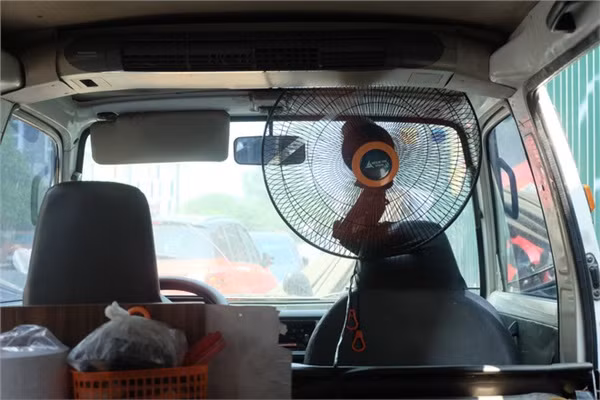 Trên xe đều trang bị quạt điện. Tuy vậy, do xe ô tô để ngoài trời nên chúng không đủ làm dịu đi cái nóng đầu hè. Sau khi chụp ảnh và trả cho khách, thợ ảnh ở đây đều phải tìm quán nước vỉa hè để tránh nóng.