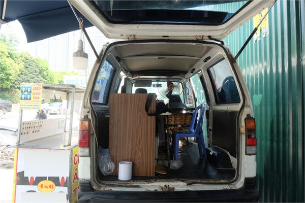 Thông thường, mỗi xe ô tô chụp ảnh "dã chiến" dạng này có thợ ảnh và một người phụ trách việc chỉnh sửa, cắt ghép ảnh trước khi in ra để trả cho các vị khách.