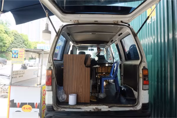 Thông thường, mỗi xe ô tô chụp ảnh "dã chiến" dạng này có thợ ảnh và một người phụ trách việc chỉnh sửa, cắt ghép ảnh trước khi in ra để trả cho các vị khách.