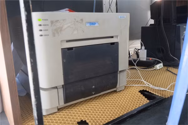 Khoảng diện tích vài m2 của cabin ô tô đã được cải biên, loại bỏ các hàng ghế, đủ kê chiếc bàn nhỏ và ghế nhựa cho nhân viên chỉnh sửa ảnh làm việc.