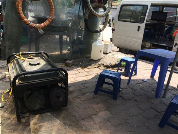 Để có điện chạy các thiết bị như máy in, máy tính, các thợ ảnh sử dụng máy phát điện.