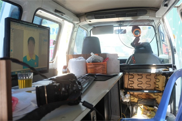 Theo chia sẻ của anh Anh Tuấn, so với thuê cửa hàng kinh doanh chỉ vài triệu đồng/tháng thì đầu tư mua ô tô cũ tốn kém hơn, điều kiện làm việc cũng vất vả hơn.