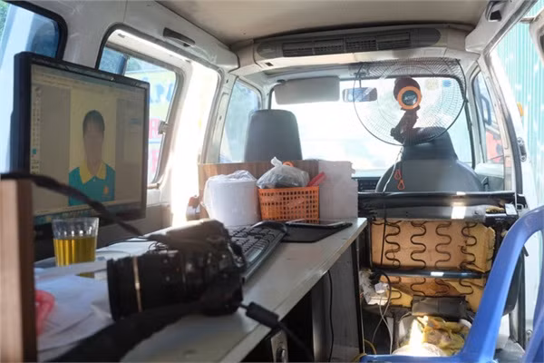 Theo chia sẻ của anh Anh Tuấn, so với thuê cửa hàng kinh doanh chỉ vài triệu đồng/tháng thì đầu tư mua ô tô cũ tốn kém hơn, điều kiện làm việc cũng vất vả hơn.